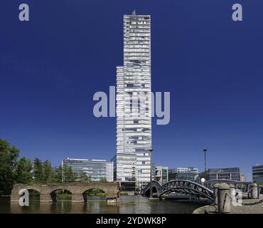 La Torre di Colonia nel Mediapark di Colonia contro un cielo blu profondo Foto Stock