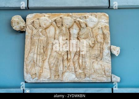 Fregio dal lato nord del Partenone raffigurante quattro figure che trasportano i serbatoi dell'acqua. Museo dell'Acropoli. Atene. Foto Stock