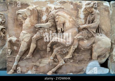 Due cavalieri al galoppo mentre si preparano a partecipare alla processione del festival panatenaico. Fregio occidentale del Partenone. Museo dell'Acropoli. Foto Stock