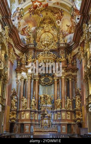 Il punto più alto dell'abbazia barocca di Melk è la chiesa, in Austria. Interno. Altare Foto Stock