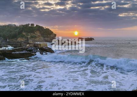 Tramonto nella baia di Biscaglia a Biarritz, Francia, Europa Foto Stock