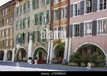 Strada con edificio storico nel centro storico di Biel, Svizzera, Europa Foto Stock