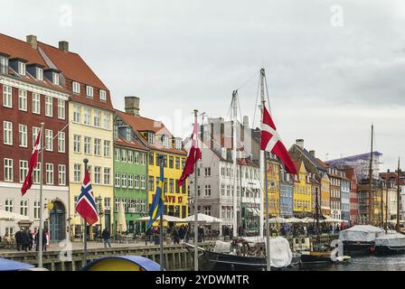 Nyhavn è un lungomare del XVII secolo, un canale e un quartiere di intrattenimento a Copenaghen, Danimarca, Europa Foto Stock