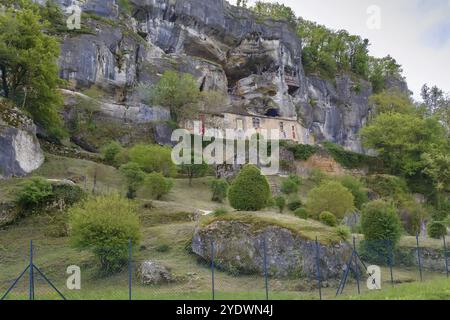 Roque Saint-Christophe è una grande formazione rocciosa con rifugi rocciosi presso il fiume Vezere, Dordogne, Francia, Europa Foto Stock