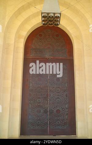 Splendidi pannelli di porte in legno della moschea Foto Stock