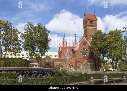 La Chiesa dei Santi Simone e Elena, nota anche come Chiesa Rossa, è una chiesa cattolica romana situata in Piazza dell'indipendenza a Minsk, Bielorussia, in Europa Foto Stock