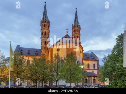 La cattedrale di Wurzburg è una cattedrale cattolica a Wurzburg in Baviera, Germania, dedicata a San Kiliano. Vista dall'abside, l'Europa Foto Stock