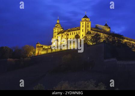 Vista della fortezza di Marienberg dall'alte Mainbrucke (ponte vecchio) in serata, Wurzburg, Germania, Europa Foto Stock