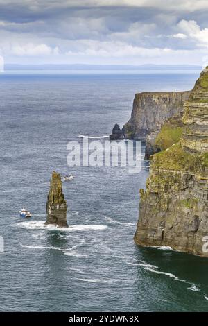 Le scogliere di Moher sono scogliere marine situate al confine sud-occidentale della regione di Burren nella contea di Clare, Irlanda, Europa Foto Stock