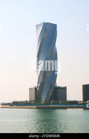 Bahrain Bay con la United Tower, l'eccezionale tortuosa Torre di Manama, Bahrain Foto Stock