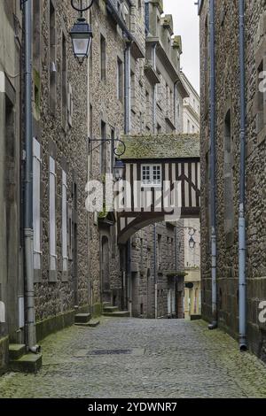 Strada nel centro storico di Saint-Malo, Bretagna, Francia, Europa Foto Stock