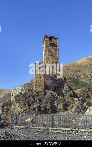 Torre di avvistamento medievale nel villaggio di Sno (castello di Sno), regione di Kazbegi, Georgia, Asia Foto Stock