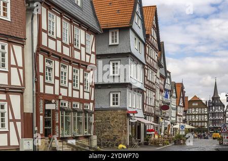 La strada con pittoresche antiche case in legno nella città di Fritzlar, Germania, Europa Foto Stock