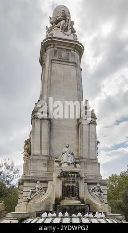 Scultura di Isabella del Portogallo con Fontana sul Monumento a Cervantes, Madrid, Spagna, Europa Foto Stock