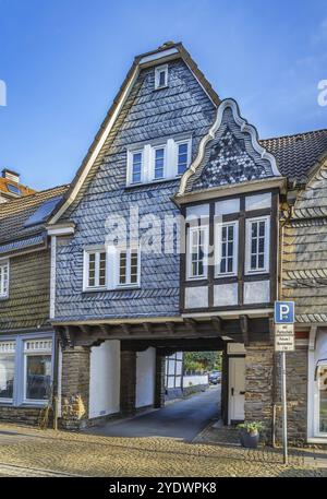 Strada con casa storica nel centro storico di Kettwig, Germania, Europa Foto Stock