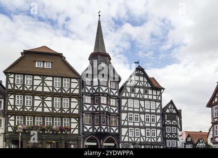 La strada con pittoresche antiche case in legno nella città di Fritzlar, Germania, Europa Foto Stock