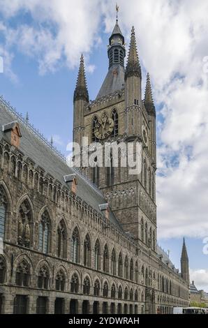 La Cloth Hall è una grande sala di stoffa, un edificio commerciale medievale, a Ypres, Belgio, in Europa Foto Stock