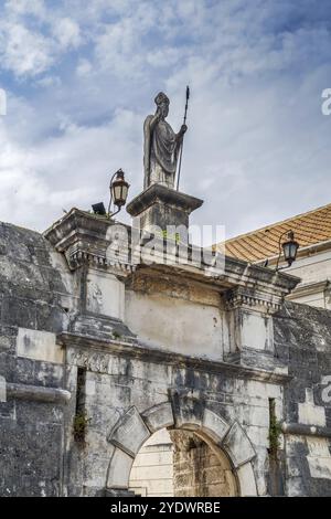 Porta della città nord con statua del patrono della città di Traù, St. John, Croazia, Europa Foto Stock