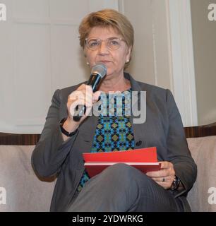 Berna, Vaud, Svizzera. 28 ottobre 2024. Berna Svizzera, 10/28/2024: VIOLA AMHERD (Presidente della Confederazione svizzera) ha presentato la politica e le relazioni internazionali, attraversando la guerra in Ucraina e le relazioni con i partner europei e internazionali. Durante la cena presidenziale. La cena presidenziale si è svolta presso l'Hotel Schweizerhof Bern a Berna. (Immagine di credito: © Eric Dubost/ZUMA Press Wire) SOLO PER USO EDITORIALE! Non per USO commerciale! Foto Stock
