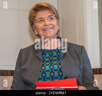 Berna, Vaud, Svizzera. 28 ottobre 2024. Berna Svizzera, 10/28/2024: VIOLA AMHERD (Presidente della Confederazione svizzera) ha presentato la politica e le relazioni internazionali, attraversando la guerra in Ucraina e le relazioni con i partner europei e internazionali. Durante la cena presidenziale. La cena presidenziale si è svolta presso l'Hotel Schweizerhof Bern a Berna. (Immagine di credito: © Eric Dubost/ZUMA Press Wire) SOLO PER USO EDITORIALE! Non per USO commerciale! Foto Stock