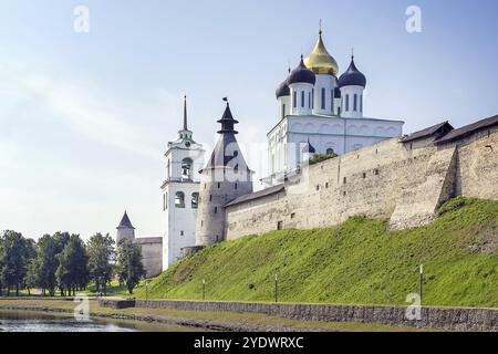 Il Krom o il Cremlino a Pskov, in Russia, con la Cattedrale della Trinità, in Europa Foto Stock