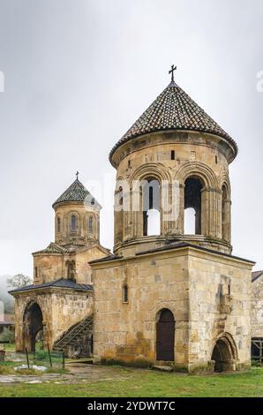 Gelati è un complesso monastico medievale vicino a Kutaisi, Georgia. Gelati è stata fondata nel 1106 dal re Davide IV. Campanile Foto Stock