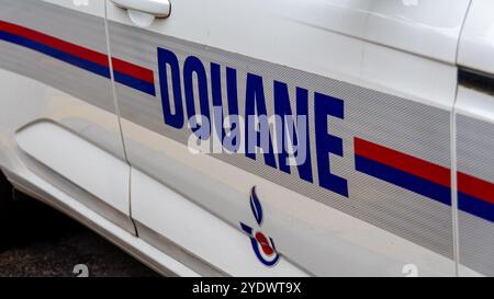 Primo piano di un marchio "Douane" scritto in francese a fianco di un veicolo di pattuglia e d'intervento dei servizi doganali francesi, Parigi, Francia Foto Stock