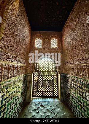 Camera di un ministro con luci all'aperto che penetrano attraverso i buchi della famosa Alhambra di Granada in Andalusia, Spagna. Foto Stock