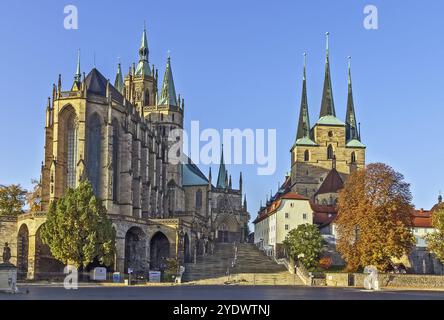 Cattedrale di Erfurt e Severikirche, Germania. Entrambe le chiese sovrastano il paesaggio della città e sono accessibili tramite enormi scale aperte chiamate Domstufen Foto Stock