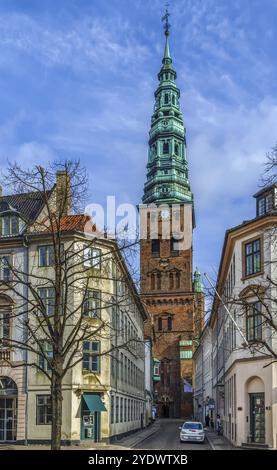 Il Copenhagen Contemporary Art Center si trova nei resti (una torre) della chiesa di San Nicola, distrutta dall'incendio del 1795 Foto Stock