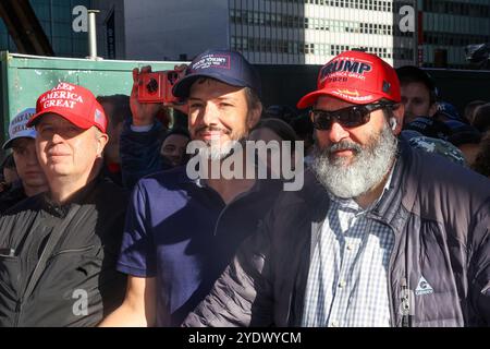 I sostenitori di Trump stanno in fila fuori prima di una manifestazione elettorale per il candidato presidenziale repubblicano, l'ex presidente Donald Trump al Madison Square Garden di New York, N.Y., domenica 27 ottobre 2024. (Foto: Gordon Donovan) Foto Stock