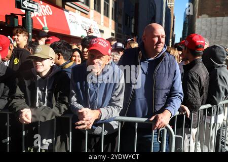 I sostenitori di Trump stanno in fila fuori prima di una manifestazione elettorale per il candidato presidenziale repubblicano, l'ex presidente Donald Trump al Madison Square Garden di New York, N.Y., domenica 27 ottobre 2024. (Foto: Gordon Donovan) Foto Stock