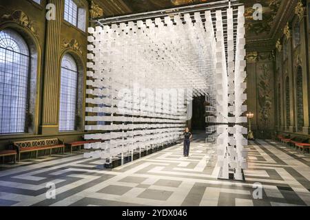 Londra, Regno Unito. 28 ottobre 2024. L'artista con l'installazione. L'installazione sospesa "Duo" del designer turco Melek Zeynep Bulut esplora i concetti di dualità e interazione. Chiude il London Design Festival (LDF) da lunedì 28 ottobre a domenica 3 novembre. Crediti: Imageplotter/Alamy Live News Foto Stock