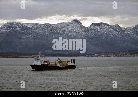 La catena montuosa delle sette Sorelle (Syv Sostre) sull'isola di Alsten nel Nordland, Norvegia settentrionale. Foto Stock
