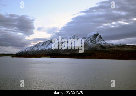 La catena montuosa delle sette Sorelle (Syv Sostre) sull'isola di Alsten nel Nordland, Norvegia settentrionale. Foto Stock