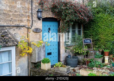 Cottage in Bourton sulla collina in autunno. Cotswolds, Gloucestershire, Inghilterra Foto Stock