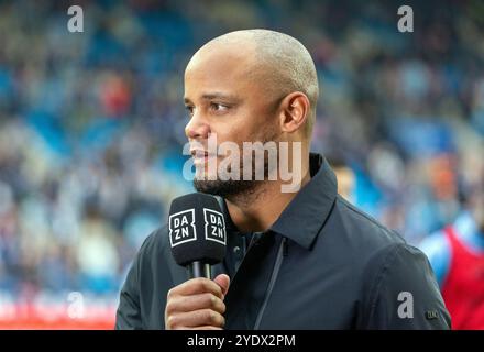 Sport, calcio, Bundesliga, 2024/2025, VfL Bochum vs. FC Bayern Muenchen 0-5, Vonovia Ruhr Stadium, allenatore Vincent Kompany (FCB) intervistato dal canale televisivo DAZN, LE NORMATIVE DFL VIETANO QUALSIASI USO DI FOTOGRAFIE COME SEQUENZE DI IMMAGINI E/O QUASI-VIDEO Foto Stock