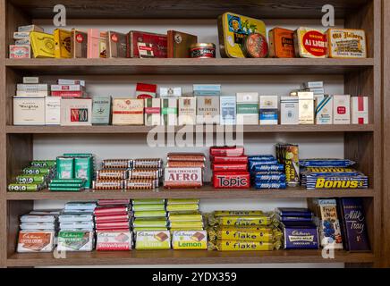 Dolci vintage e prodotti del tabacco sugli scaffali esposti Foto Stock