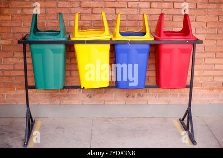 diversi contenitori in plastica con diversi colori per la raccolta rifiuti e. separazione Foto Stock