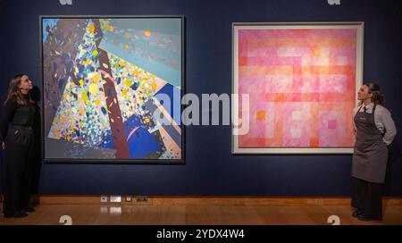 Christie's, Londra, Regno Unito. 28 ottobre 2024. Anteprima dell'arte mediorientale moderna e contemporanea, tra cui Marhala Part 2 (punti salienti della Dalloul Art Collection), con l'asta dal vivo che si terrà il 31 ottobre Le attrazioni principali includono: (A sinistra) Samia Halaby (B. 1936, Gerusalemme), Samia Halaby stima £ 60.000-80.000; (a destra) Kamal Boullata (1942, Gerusalemme), Kun-fa-Yakun, stima £ 30.000-50.000. Crediti: Malcolm Park/Alamy Live News Foto Stock