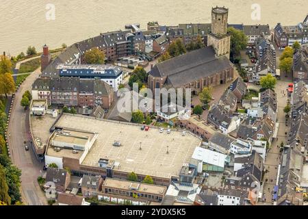 Luftbild, kath. Kirche St. Aldegundis an der Rheinpromenade in der City, Rheincenter Emmerich Einkaufszentrum, Emmerich, Emmerich am Rhein, Niederrhein, Nordrhein-Westfalen, Deutschland ACHTUNGxMINDESTHONORARx60xEURO *** Vista aerea, chiesa cattolica St Aldegundis sul lungomare del Reno in città, centro commerciale Rheincenter Emmerich, Emmerich, Emmerich am Rhein, Niederrhein, Nordrhein Westfalen, Germania ACHTUNGxMINDESTHONORARx60xEURO Foto Stock