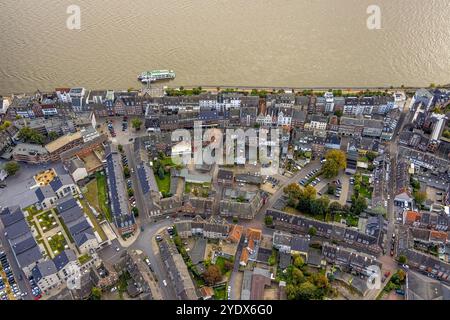 Luftbild, City Tempelstraße Alter Markt, Rheinpromenade mit Fluss Rhein und Ausflugsschiff an einer Anlegestelle, Emmerich, Emmerich am Rhein, Niederrhein, Nordrhein-Westfalen, Deutschland ACHTUNGxMINDESTHONORARx60xEURO *** Vista aerea, City Tempelstraße Alter Markt, passeggiata sul Reno con il fiume Reno e barca da escursione a uno stadio di sbarco, Emmerich, Emmerich am Rhein, Niederrhein, Nordrhein Westfalen, Germania ACHTUNGxMINDESTHONORARx60xEURO Foto Stock