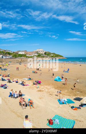 I turisti si rilassano e si godono il sole estivo a Towan Beach a Newquay in Cornovaglia nel Regno Unito, in Europa. Foto Stock