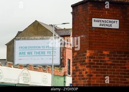 Belfast, Regno Unito 28/10/2024 Peace Summit Billboard della fondazione John and Pat Hume su Newtownards Road come parte della campagna Finish the Job Belfast Irlanda del Nord Credit:HeadlineX/Alamy Live News Foto Stock