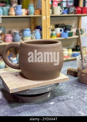 Il processo di pittura di un vaso in ceramica durante una masterclass. Creatività e attenzione ai dettagli in ogni pennellata, per creare un'esclusiva artwor in ceramica Foto Stock