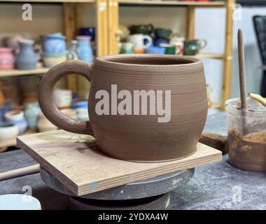 Il processo di pittura di un vaso in ceramica durante una masterclass. Creatività e attenzione ai dettagli in ogni pennellata, per creare un'esclusiva artwor in ceramica Foto Stock