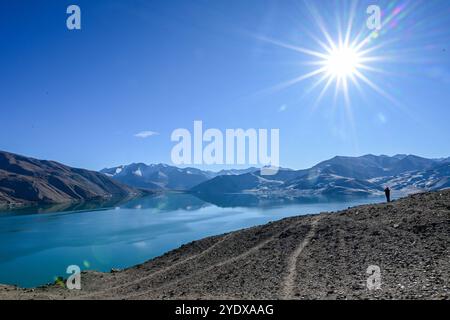 (241028) -- ATUX, 28 ottobre 2024 (Xinhua) -- Un membro di una spedizione scientifica scatta foto del lago Baisha nella contea di Akto, nella prefettura autonoma di Kizilsu nel nord-ovest della Cina Xinjiang Uygur, 19 ottobre 2024. Una spedizione scientifica multidisciplinare di otto giorni è stata lanciata il 19 ottobre a Atux City nello Xinjiang. Durante la spedizione, i ricercatori hanno condotto indagini su antiche strade, siti storici e importanti marchi geografici nella prefettura autonoma di Kizilsu nello Xinjiang. (Xinhua/Ding lei) Foto Stock