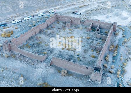 (241028) -- ATUX, 28 ottobre 2024 (Xinhua) -- una foto aerea con drone mostra i membri di una squadra di spedizione scientifica in piedi fuori dalle rovine di un'antica caserma nel comune di Muji della contea di Akto, nella prefettura autonoma di Kirgiz di Kizilsu nella regione autonoma di Xinjiang Uygur, nella Cina nord-occidentale, il 21 ottobre 2024. Una spedizione scientifica multidisciplinare di otto giorni è stata lanciata il 19 ottobre a Atux City nello Xinjiang. Durante la spedizione, i ricercatori hanno condotto indagini su antiche strade, siti storici e importanti marchi geografici nella prefettura autonoma di Kizilsu nello Xinjiang. (Foto Foto Stock