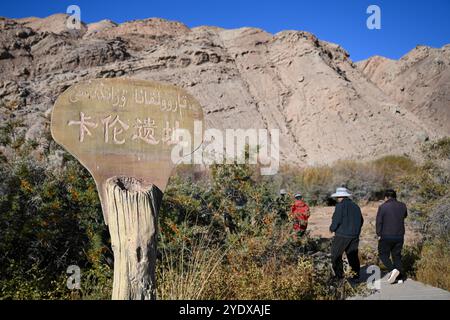 (241028) -- ATUX, 28 ottobre 2024 (Xinhua) -- i membri di un gruppo di spedizione scientifica conducono ricerche scientifiche in una rovina nella contea di Wuqia, nella prefettura autonoma di Kizilsu nel nord-ovest della Cina Xinjiang Uygur Autonomous Region, 25 ottobre 2024. Una spedizione scientifica multidisciplinare di otto giorni è stata lanciata il 19 ottobre a Atux City nello Xinjiang. Durante la spedizione, i ricercatori hanno condotto indagini su antiche strade, siti storici e importanti marchi geografici nella prefettura autonoma di Kizilsu nello Xinjiang. (Xinhua/Ding lei) Foto Stock