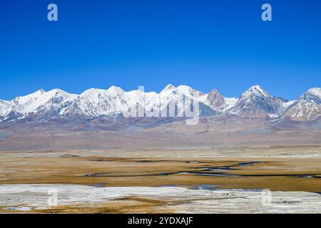 (241028) -- ATUX, 28 ottobre 2024 (Xinhua) -- questa foto mostra una vista delle montagne innevate come nella città di Muji della contea di Akto, nella prefettura autonoma di Kirgiz di Kizilsu nella regione autonoma di Xinjiang Uygur, nella Cina nord-occidentale, il 20 ottobre 2024. Una spedizione scientifica multidisciplinare di otto giorni è stata lanciata il 19 ottobre a Atux City nello Xinjiang. Durante la spedizione, i ricercatori hanno condotto indagini su antiche strade, siti storici e importanti marchi geografici nella prefettura autonoma di Kizilsu nello Xinjiang. (Xinhua/Ding lei) Foto Stock